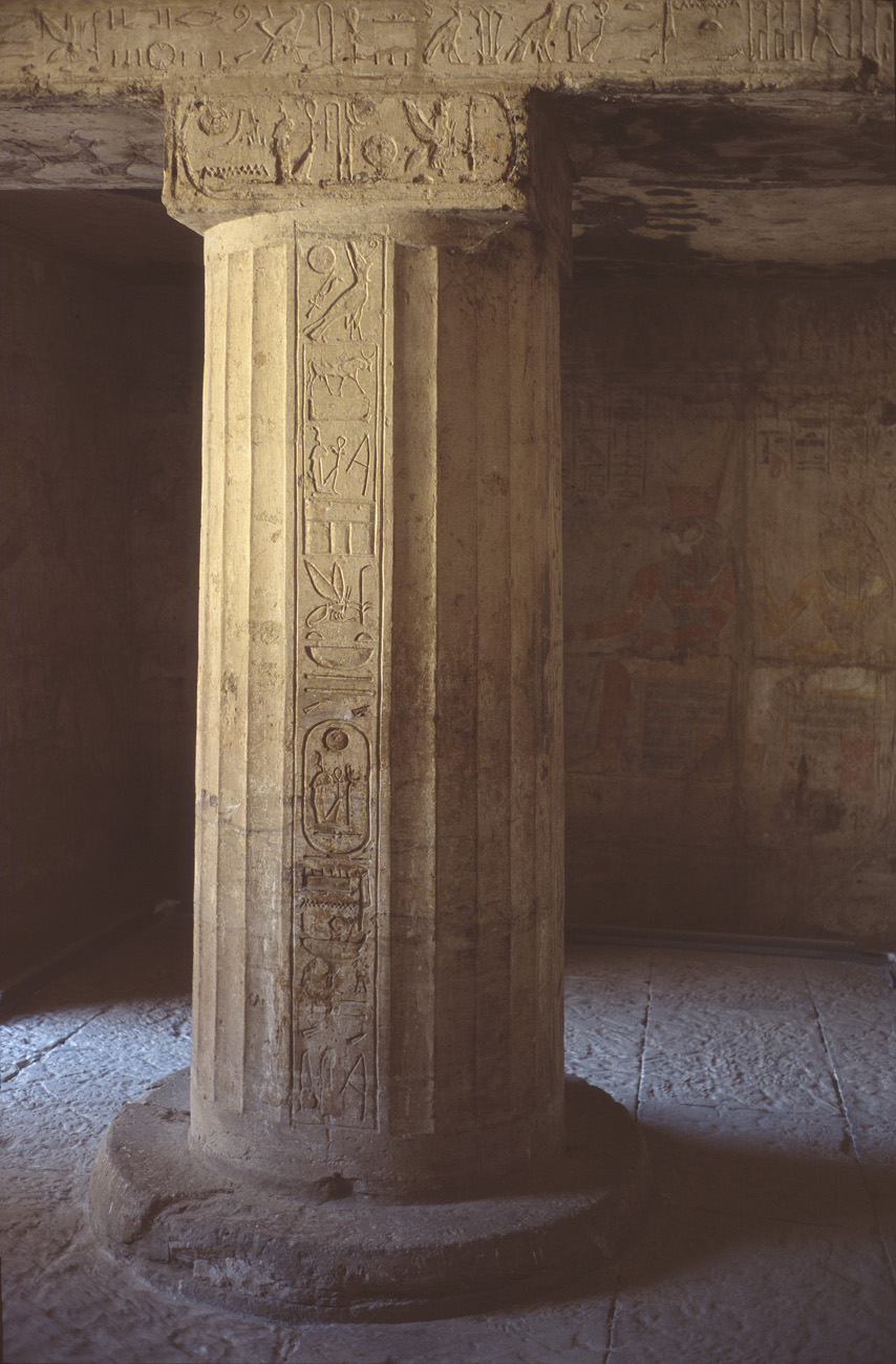 egyp08_24 kalabsha temple ramses.jpg - Assouan  temples de Kalabsha petit temple de Ramsès II - ce pharaon a construit partout pour montrer sa puissance.. Provia 100 F